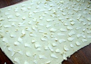 Emiettage du beurre sur la pâte